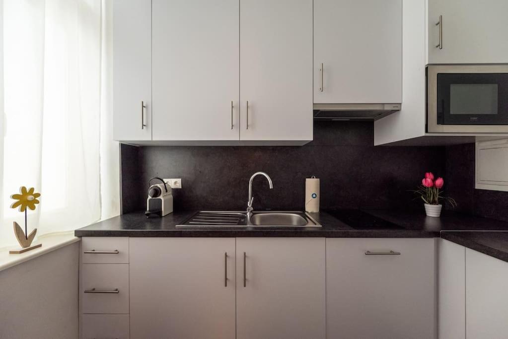 Pristine 1Br Steps From City By Hm Вена Экстерьер фото