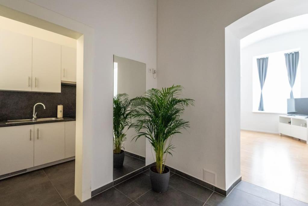 Pristine 1Br Steps From City By Hm Вена Экстерьер фото