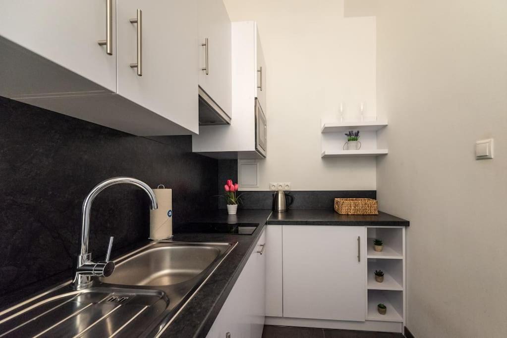 Pristine 1Br Steps From City By Hm Вена Экстерьер фото