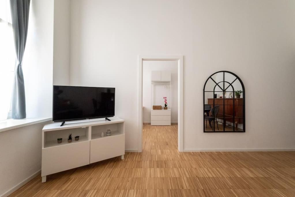Pristine 1Br Steps From City By Hm Вена Экстерьер фото