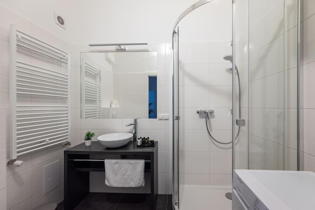 Pristine 1Br Steps From City By Hm Вена Экстерьер фото