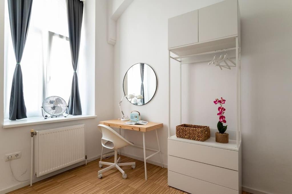 Pristine 1Br Steps From City By Hm Вена Экстерьер фото
